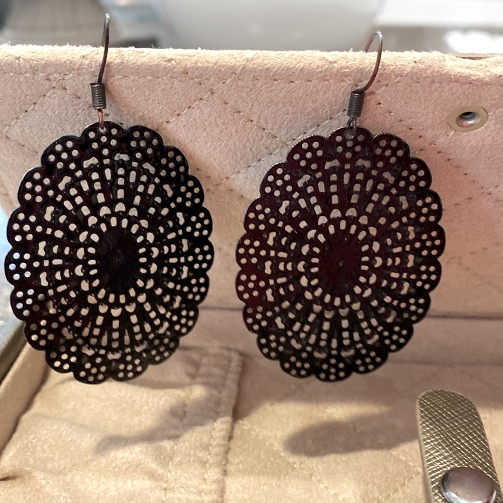 Elegant Black Filigree Earrings